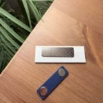 ⁦Magnetic Acrylic Brooch – Red Line Edition (Kuwait)⁩ - الصورة ⁦3⁩